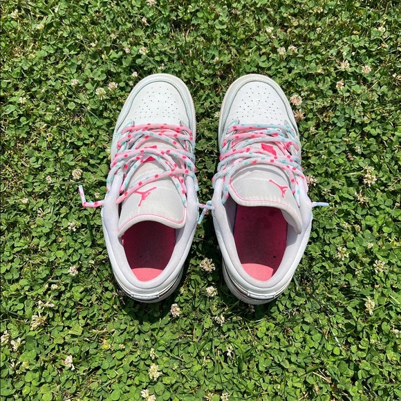 Air Jordans 1 Low - Picture 3 of 7